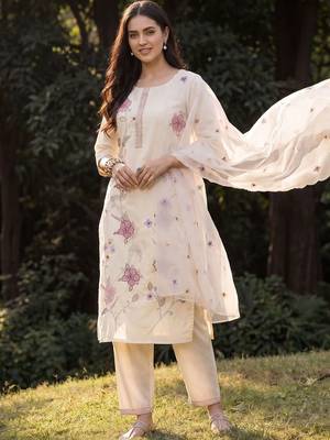 Women Floral Embroidered Regular Thread Work Kurta with Trousers & With Dupatta 3