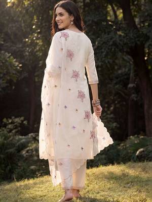 Women Floral Embroidered Regular Thread Work Kurta with Trousers & With Dupatta 4