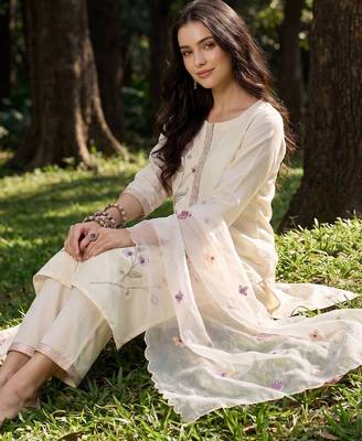Women Floral Embroidered Regular Thread Work Kurta with Trousers & With Dupatta 5