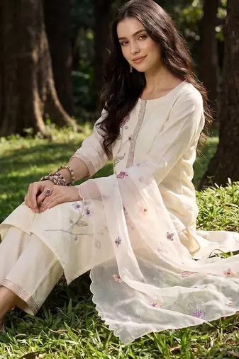 Women Floral Embroidered Regular Thread Work Kurta with Trousers & With Dupatta