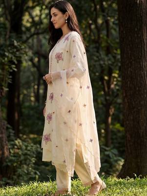 Women Floral Embroidered Regular Thread Work Kurta with Trousers & With Dupatta 6