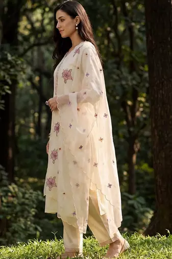 Women Floral Embroidered Regular Thread Work Kurta with Trousers & With Dupatta