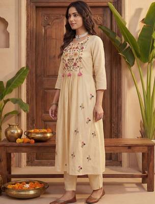 Women Floral Embroidered Regular Thread Work Kurta with Trousers & With Dupatta 6