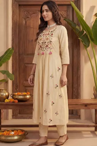 Women Floral Embroidered Regular Thread Work Kurta with Trousers & With Dupatta
