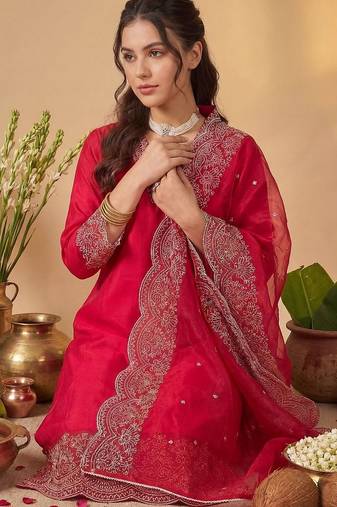 Women Embroidered Regular Thread Work Kurta with Trousers & With Dupatta