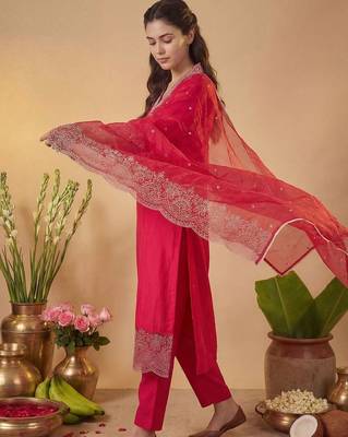 Women Embroidered Regular Thread Work Kurta with Trousers & With Dupatta 3