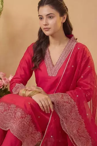 Women Embroidered Regular Thread Work Kurta with Trousers & With Dupatta