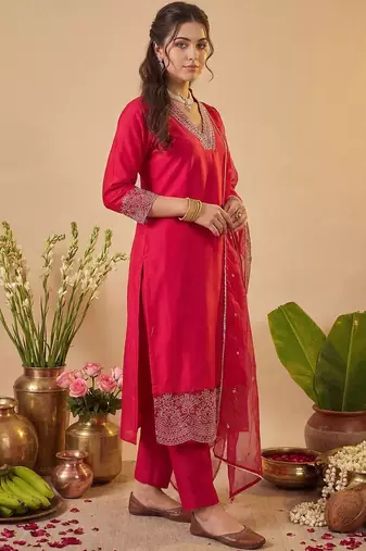 Women Embroidered Regular Thread Work Kurta with Trousers & With Dupatta