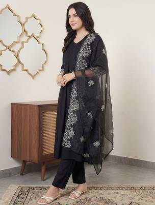 Women Ethnic Motifs Embroidered Pleated Thread Work Kurta with Trousers & With Dupatta 4