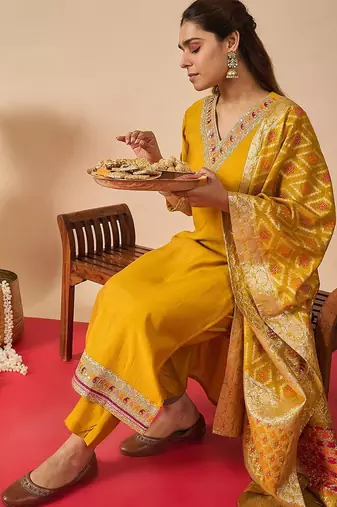 Women Ethnic Motifs Embroidered Regular Thread Work Kurta with Trousers & With Dupatta