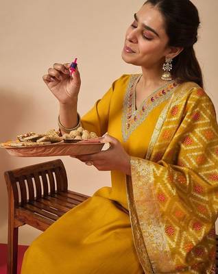 Women Ethnic Motifs Embroidered Regular Thread Work Kurta with Trousers & With Dupatta 3