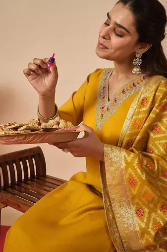Women Ethnic Motifs Embroidered Regular Thread Work Kurta with Trousers & With Dupatta