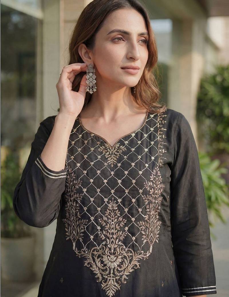 Women Embroidered Regular Liva Kurta with Trousers & With Dupatta