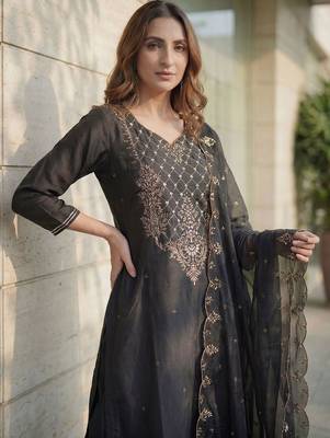 Women Embroidered Regular Liva Kurta with Trousers & With Dupatta 5