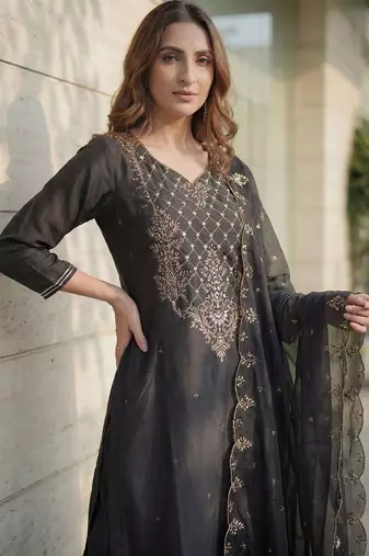 Women Embroidered Regular Liva Kurta with Trousers & With Dupatta