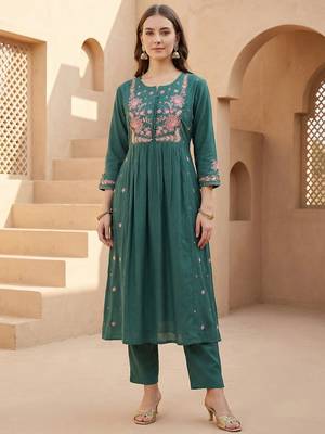 Women Floral Embroidered Regular Thread Work Kurta with Trousers 1