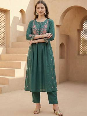 Women Floral Embroidered Regular Thread Work Kurta with Trousers 2