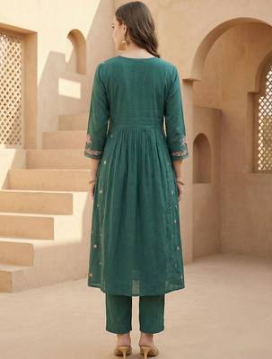 Women Floral Embroidered Regular Thread Work Kurta with Trousers 4