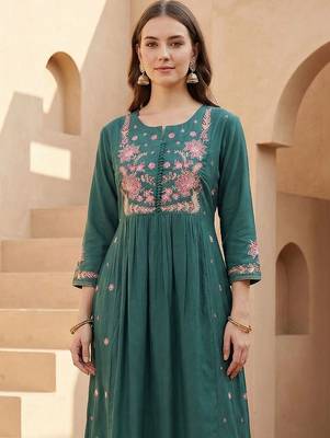 Women Floral Embroidered Regular Thread Work Kurta with Trousers 5