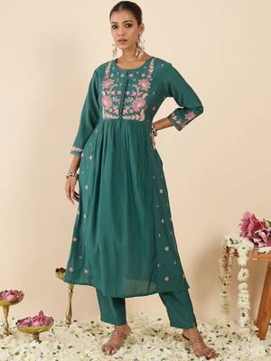 Women Floral Embroidered Panelled Thread Work Kurta with Trousers 1