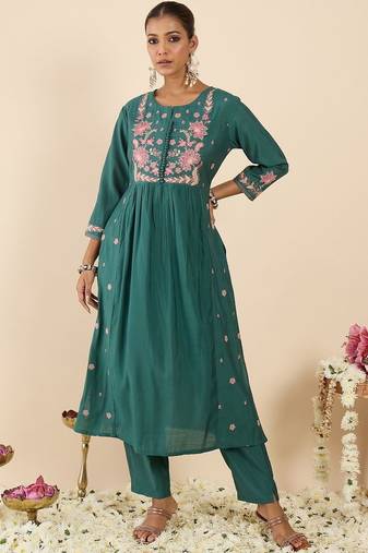 Women Floral Embroidered Panelled Thread Work Kurta with Trousers