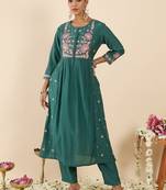 Women Floral Embroidered Panelled Thread Work Kurta with Trousers