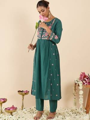 Women Floral Embroidered Panelled Thread Work Kurta with Trousers 2