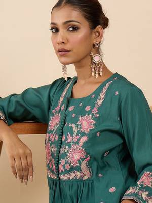 Women Floral Embroidered Panelled Thread Work Kurta with Trousers 3