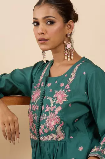 Women Floral Embroidered Panelled Thread Work Kurta with Trousers