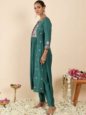 Women Floral Embroidered Panelled Thread Work Kurta with Trousers 4