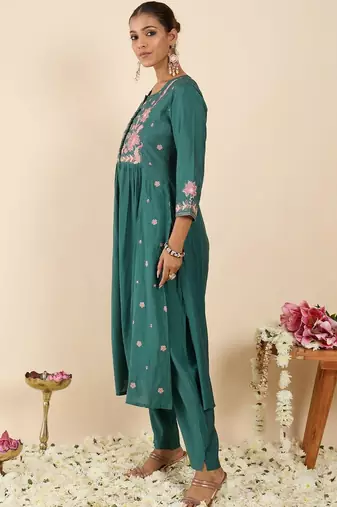 Women Floral Embroidered Panelled Thread Work Kurta with Trousers