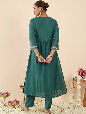 Women Floral Embroidered Panelled Thread Work Kurta with Trousers 5