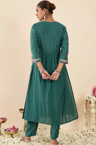 Women Floral Embroidered Panelled Thread Work Kurta with Trousers
