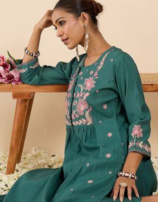 Women Floral Embroidered Panelled Thread Work Kurta with Trousers 6