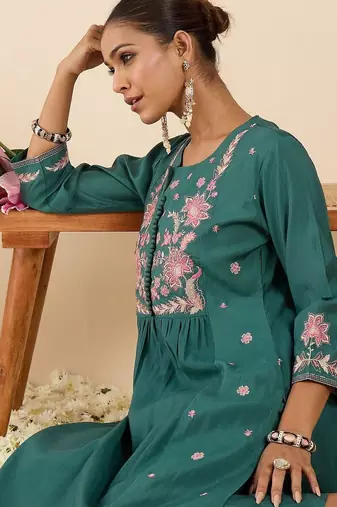 Women Floral Embroidered Panelled Thread Work Kurta with Trousers