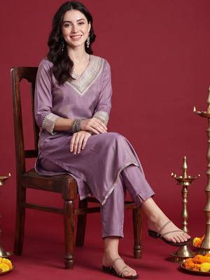 Women Ethnic Motifs Embroidered Regular Thread Work Kurta with Trousers 1