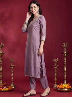 Women Ethnic Motifs Embroidered Regular Thread Work Kurta with Trousers 2