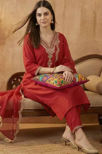 Women Ethnic Motifs Embroidered Regular Liva Kurta with Trousers & With Dupatta