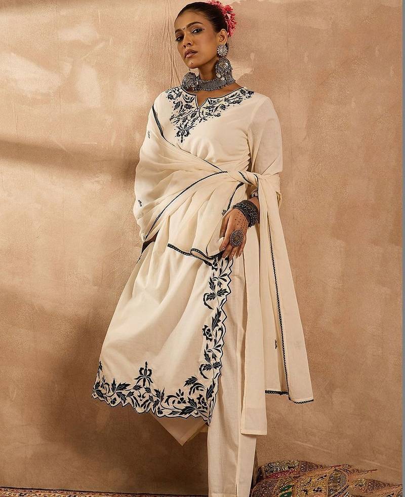 Women Ethnic Motifs Embroidered Regular Thread Work Pure Cotton Kurta with Trousers & With Dupatta