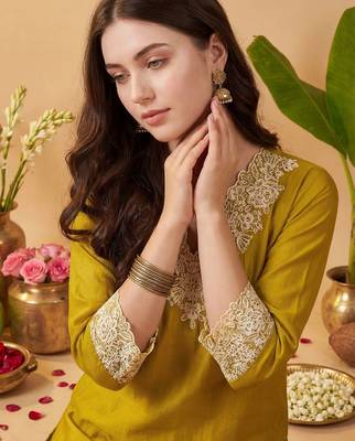 Women Floral Embroidered Regular Thread Work Kurta with Trousers & With Dupatta 1