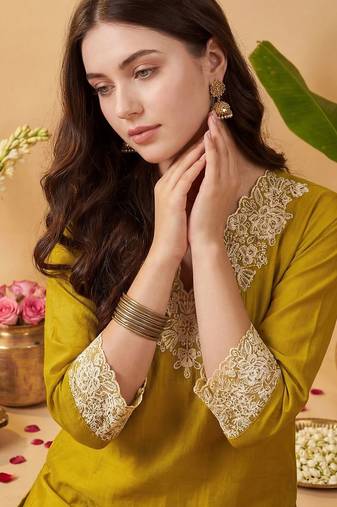 Women Floral Embroidered Regular Thread Work Kurta with Trousers & With Dupatta