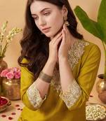 Women Floral Embroidered Regular Thread Work Kurta with Trousers & With Dupatta