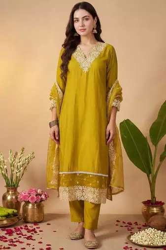 Women Floral Embroidered Regular Thread Work Kurta with Trousers & With Dupatta