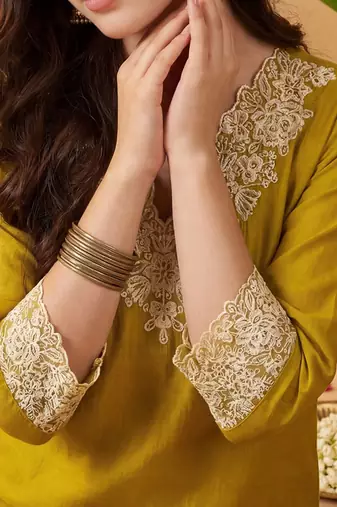 Women Floral Embroidered Regular Thread Work Kurta with Trousers & With Dupatta