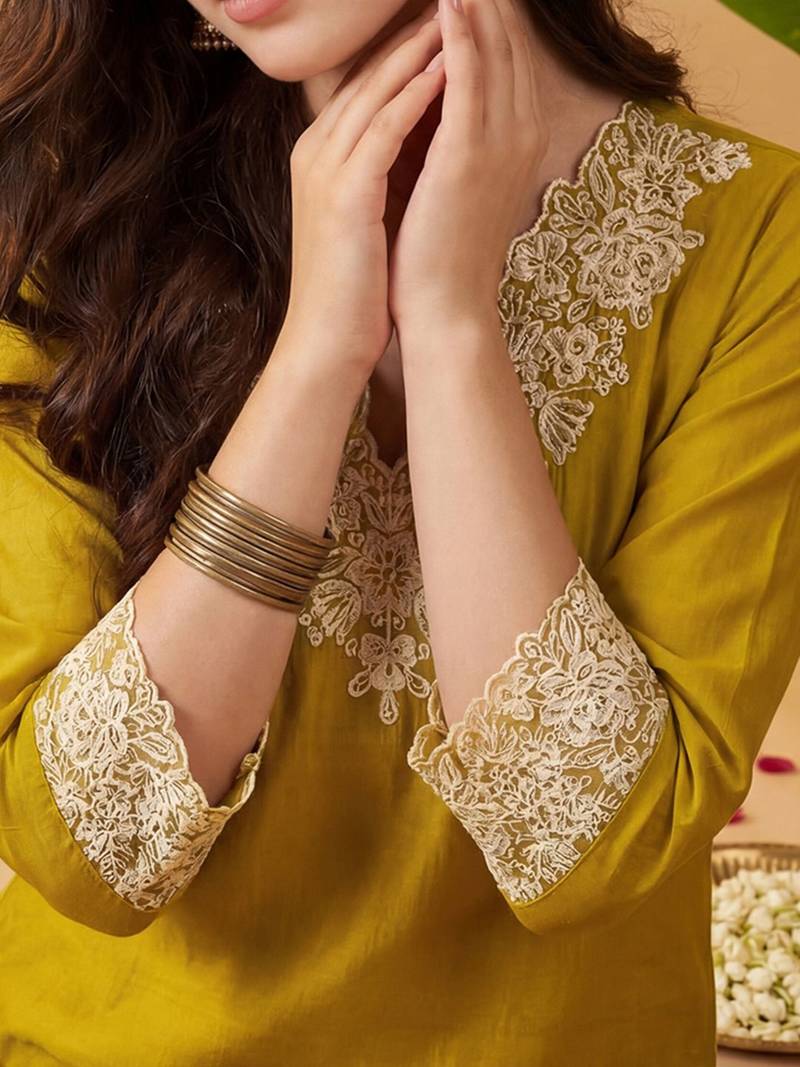 Women Floral Embroidered Regular Thread Work Kurta with Trousers & With Dupatta