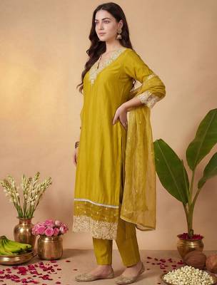 Women Floral Embroidered Regular Thread Work Kurta with Trousers & With Dupatta 4