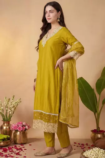 Women Floral Embroidered Regular Thread Work Kurta with Trousers & With Dupatta
