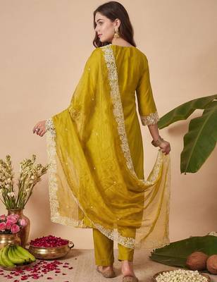 Women Floral Embroidered Regular Thread Work Kurta with Trousers & With Dupatta 5