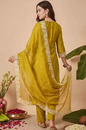 Women Floral Embroidered Regular Thread Work Kurta with Trousers & With Dupatta
