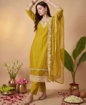 Women Floral Embroidered Regular Thread Work Kurta with Trousers & With Dupatta 6